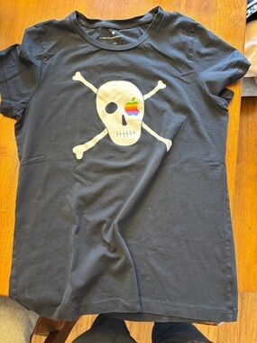 Rare Apple infinite loop it’s better to be a pirate. Size medium Apple Accent